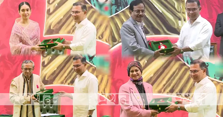 স্বাধীনতা পুরস্কার তুলে দিচ্ছেন প্রধানমন্ত্রী